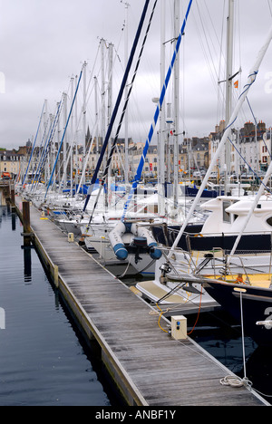 Segelboote vor Anker im Hafen von Vannes Brittany France Stockfoto