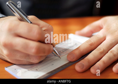 Closeup auf Mann s Händen ausstellen eines Schecks Stockfoto