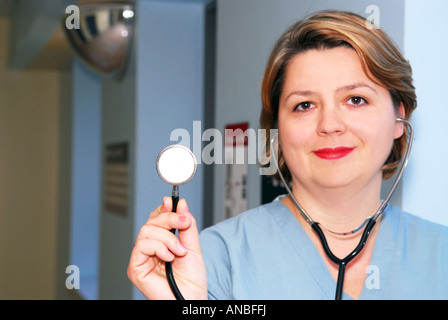 Porträt von einem Arzt oder einer Krankenschwester mit einem Stethoskop Stockfoto