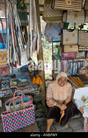 Muslimische Frau verkaufen Souvenirs Solo Java Indonesien Stockfoto