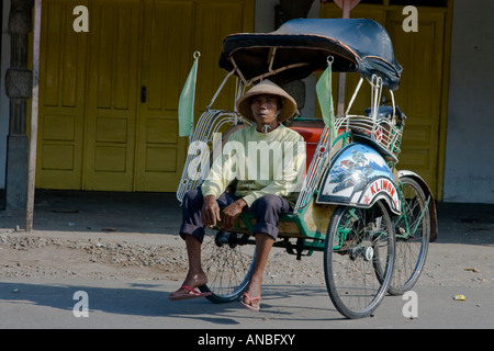 Man ruht auf seinem Becak-Rikscha-Fahrrad-Taxi-Solo-Java-Indonesien Stockfoto