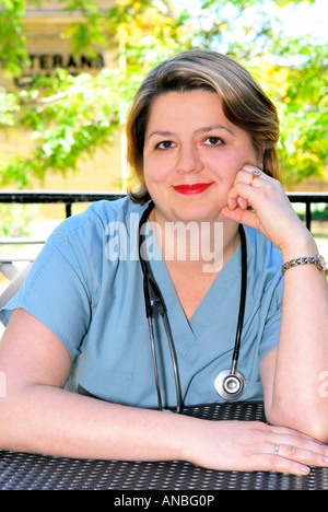 Porträt von einem weiblichen Arzt oder eine Pause im außen-café Stockfoto