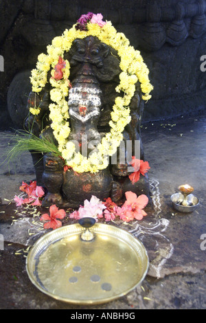 Bekränzten Statue Ganesha in der Bull Temple in der daraus Distrikt Bangalore. Ganesha ist der Gott der Weisheit. Stockfoto