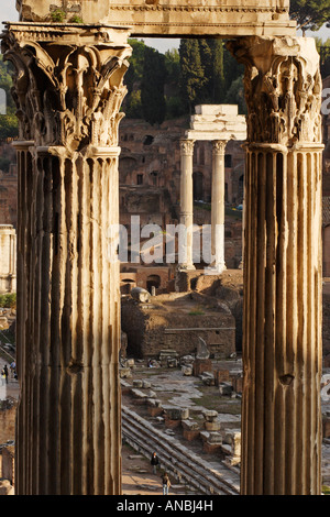 Die verbleibenden Spalten der Tempel des Vespasian und Titus und der Tempel des Castor und Pollux in das römische Forum, Italien Stockfoto