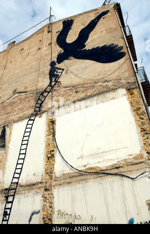 abstrakte Kunst auf Gebäudewand, schwarzen fliegenden Engel Stockfoto