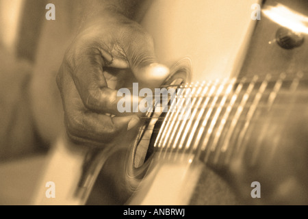 Close-Up eines Mannes, Gitarre spielen Stockfoto