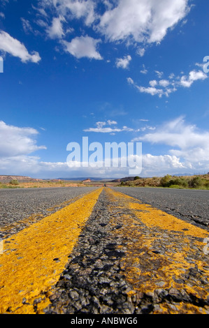 Weitwinkel erschossen auf einer Autobahn zu weißen Wolken treiben von in den Himmel blickte aus dem gelben Trennlinien Stockfoto