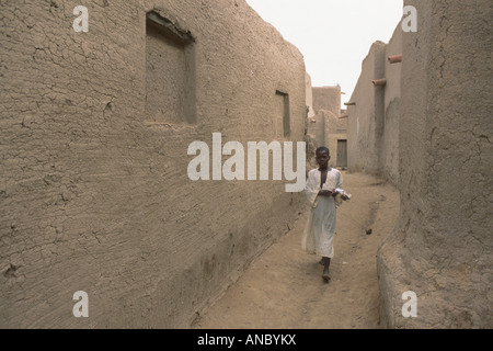 Kleiner Junge zu Fuß entlang einer Gasse in Djenne Stockfoto