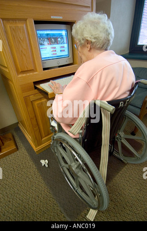 Senior weiblichen rehabilitiert nach Leiden Schlaganfall um mit dem Computer und im Internet surfen Stockfoto