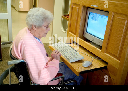 Senior weiblichen rehabilitiert nach Leiden Schlaganfall um mit dem Computer und im Internet surfen Stockfoto