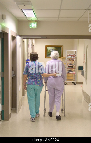 Ältere weibliche rehabilitiert nach Schlaganfall Stockfoto