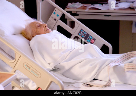 Ältere weibliche rehabilitiert nach Schlaganfall Stockfoto