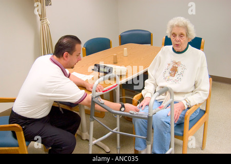 Ältere weibliche rehabilitiert nach Schlaganfall Stockfoto