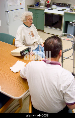 Ältere weibliche rehabilitiert nach Schlaganfall Stockfoto