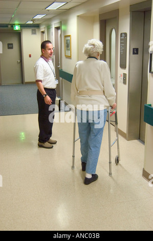 Ältere weibliche rehabilitiert nach Schlaganfall Stockfoto