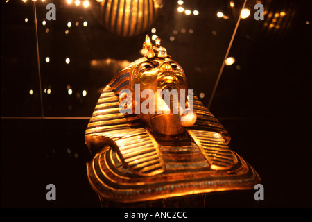 Die Totenmaske des antiken Pharao Tutanchamun der 18. Dynastie, auch bekannt als König tut, wird im Museum für ägyptische Antiken in Kairo, Ägypten, ausgestellt Stockfoto