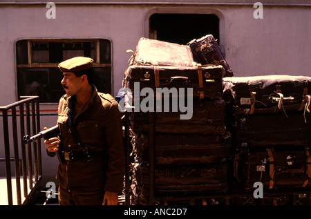 Ein bewaffneter ägyptischer Soldat mit automatischem Maschinengewehr steht Wache am Ramses Bahnhof in Kairo Ägypten Stockfoto