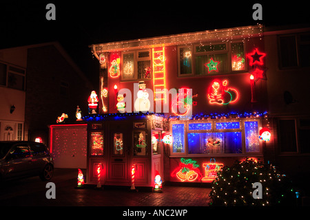 Vereinigtes Königreich Rayleigh Essex eine Doppelhaushälfte grell für die Weihnachtszeit beleuchtet Stockfoto