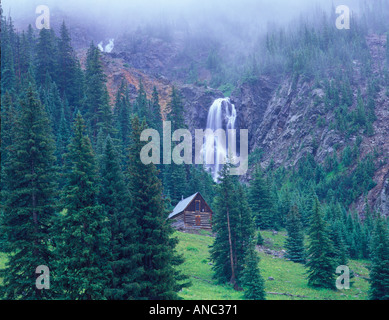 F000123M TIFF-Kabine und der alten Bergbau Straße in der Nähe von Silverton Colorado Wasserfall Stockfoto