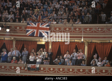 Promenadenkonzerte. Letzte Nacht der Proms. The Royal Albert Hall London England 1980er Jahre Großbritannien HOMER SYKES Stockfoto