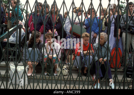 Wimbledon Tennis London SW19 England 1985. Fans warten darauf, auf dem Gelände zugelassen zu werden und warten darauf, Tickets für das Centre Court 1980er UK HOMER SYKES zu kaufen Stockfoto