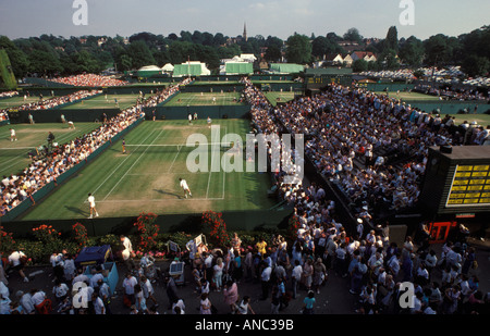 Wimbledon Tennis 1980er Jahre, Blick auf den Außenplatz in Richtung Wimbledon Dorf St Mary's Church London SW19 1985 HOMER SYKES Stockfoto