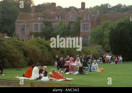 Picknick während der Pause Glyndebourne Festival Opera, Lewes East Sussex UK 1980s The Manor House 1984MER SYKES Stockfoto