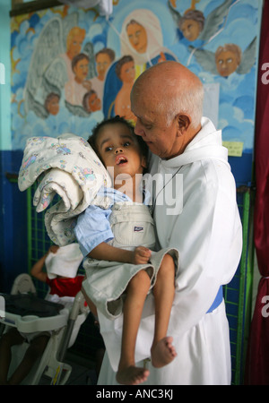 Vater Richard Ho Lung, Gründer und Leiter der römischen Katholischen Congrigation "Missionare der Armen" mit behinderten Kind Stockfoto