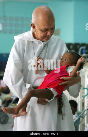 Vater Richard Ho Lung, Gründer und Leiter der römischen Katholischen Congrigation "Missionare der Armen" mit behinderten Kind Stockfoto