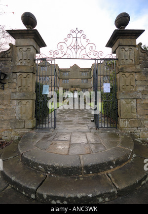 Tore und Eingang zum Eyam in den Peak District Derbyshire Stockfoto