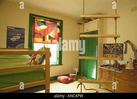 Strickleiter in siebziger Jahre Kinderschlafzimmer mit abstrakten gemusterten Blind Stockfoto