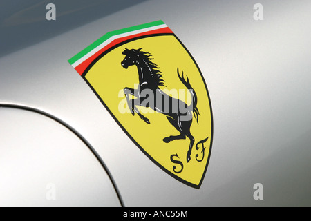 Close up of a 'Prancing Horse' badge on the side of a vintage Ferrari Stockfoto