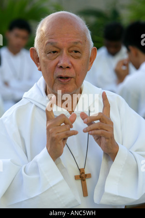 Vater Richard Ho Lung, Gründer und Leiter der römischen Katholischen Congrigation "Missionare der Armen" (MOP), Kingston, Jamaika Stockfoto