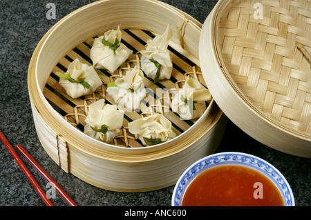 DIM SUM in Bambus Dampfgarer Dampf zubereitet Essen asiatisch Stockfoto