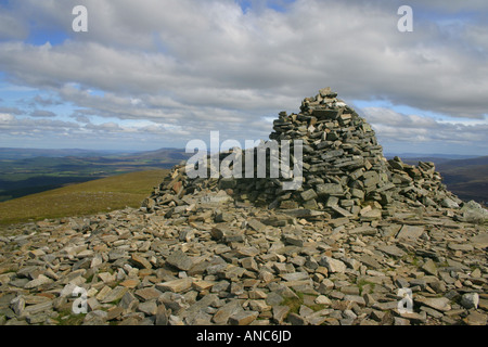 Der Gipfel Cairn auf Meall ein "Bhuachaille, ein Corbett in den Cairngorms National Park, Schottland Stockfoto