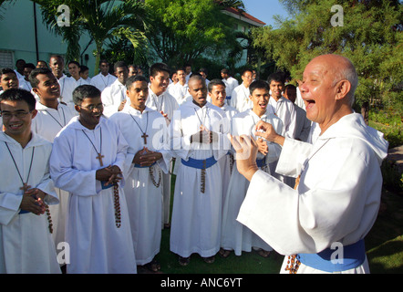 Vater Richard Ho Lung (rechts), Gründer und Leiter der römischen Katholischen Congrigation "Missionare der Armen" (MOP) Stockfoto