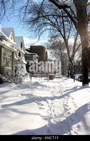 Bürgersteig, die nicht in Chicago nach schweren Schneesturm schaufelte wurde Stockfoto