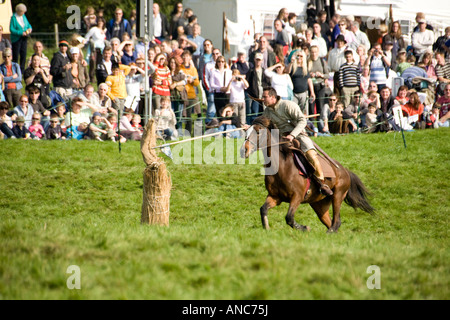 Demonstration der Lanzen-Fähigkeiten auf dem Pferderücken an Schlacht von Hastings re Verabschiedung 2007 Stockfoto