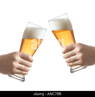 Zwei Personen halten ein Bierglas Stockfoto