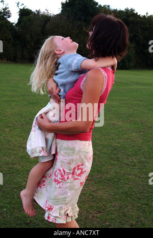 Mutter und Tochter umarmt Stockfoto