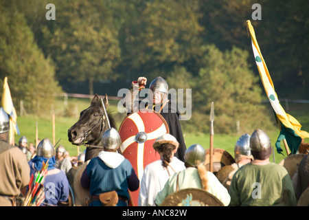 William greift König Harolds Fußsoldaten zu Pferd während der Schlacht von Hastings re Verabschiedung 2007 Stockfoto