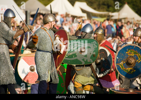 Infanterie Auseinandersetzungen in der Schlacht von Hastings re Verabschiedung 2007 Stockfoto