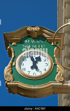 einer alten reich verzierte Uhr außerhalb der Markierungen und Spencer Shop in Falmouth, cornwall Stockfoto