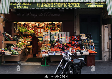Ein Obst-und Gemüsehändler Shop geöffnet in Montmartre-Viertel von Paris Frankreich Stockfoto