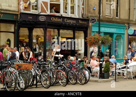 Zyklen in Oxford England Großbritannien. Eine Art des Transports rund um diese berühmte Stadt Radfahren Stockfoto