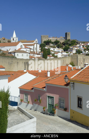 Portugal Estremadura Region Costa da Prata Obidos mittelalterlichen Stadtmauer mit dem Schloss und Pousada in der Ferne Stockfoto