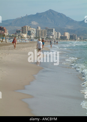 Blick entlang der Strand von San Juan Playa in Richtung Campello, Comunidad Valenciana, Spanien Stockfoto