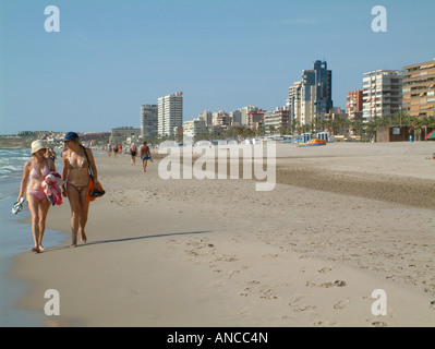 Blick entlang der Strand von San Juan Playa in Richtung Alicante, Comunidad Valenciana, Spanien Stockfoto