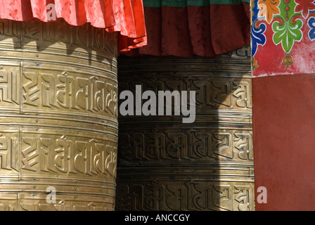 Nahaufnahme des riesigen Gebetsmühlen vor einem buddhistischen Tempel in Lhasa, Tibet. Stockfoto