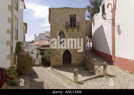 Portugal Costa da Prata Estremadura Obidos mittelalterliche Festungsstadt engen, gepflasterten Gassen mit einem alten gotischen Haus Stockfoto